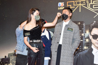 张曦雯出席剧集《踩过界II》宣传活动时对张振朗口罩相当好奇。