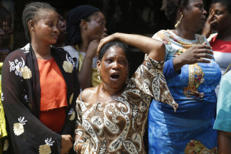 尼日利亞塌樓現場死者家屬情緒激動。Ap圖片