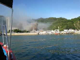 现场冒出大量浓烟。  香港突发事故报料区FB/网民Anson Tsang‎图