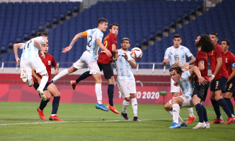 中場湯馬士比蒙迪（左）破網，助阿根廷1:1逼和西班牙。Reuters