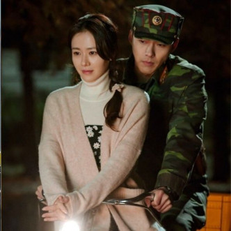 玄彬与女友孙艺珍的《爱的迫降》夺韩剧冠军。