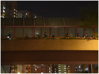 有警员在天桥上监视。