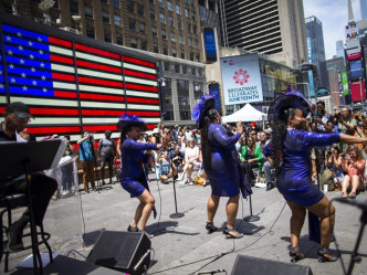 美国多处庆祝六月节(Juneteenth)，全国各地举办游行、音乐会和演讲活动。美联社图片