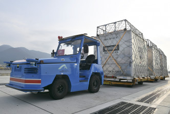 无人驾驶货物拖车在今年第二季投入服务，来往货运大楼和停机坪，而新的货物拖车可运载35吨货物。