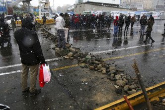 伊朗民眾抗議政府大幅調高汽油價格。AP