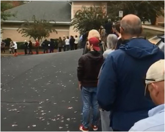 乔治亚州出现数百人的投票长龙。网图