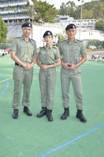 張達倫、蔡思貝和楊明身穿機動部隊制服（PTU）為無線電視電影《警察故事》拍攝。