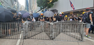 示威者开始堵塞崇光百货外的轩尼诗道。