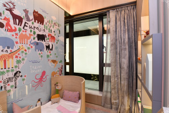 其中一間睡房被設計成兒童房，並擺放一張嬰兒床。（2B座28樓J室經改動示範單位）