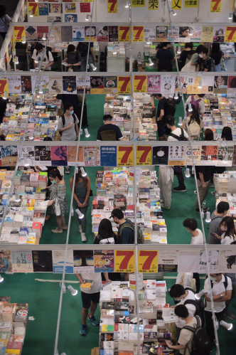 香港书展周五晚上人流明显增加。