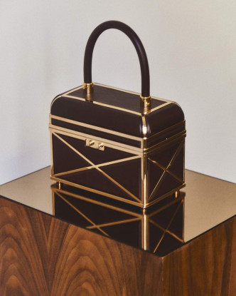 Gabriela Hearst飾以金色細節的立體Virginia Bag/$38,500/Lane Crawford,以歌手Patsy Virginia Cline 命名。