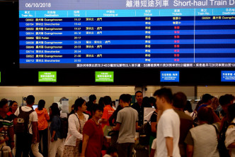 西九龙站大批旅客排队取票买票。