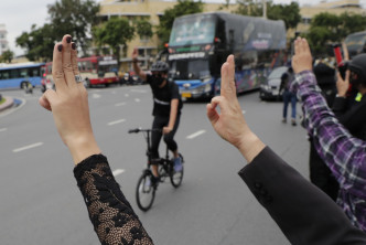 要求改革政府的泰國示威者今到曼谷舉行集會，並舉起3隻手指的反抗手勢。AP圖片