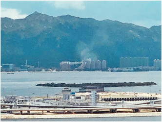 现场冒起浓烟。fb「香港突发事故报料区」网民C.H. Li图片