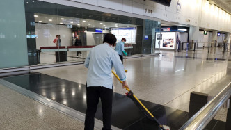 清潔工友打掃機場。