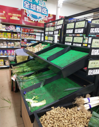北京超市的蔬菜、鮮肉被搶購。網上圖片