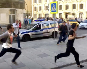 一辆的士今天在俄罗斯莫斯科红场附近冲撞人群，造成8人受伤。AP