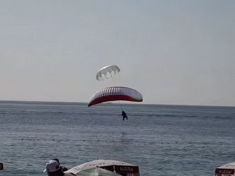 滑翔伞于在半空中相撞在半空中纠缠在一起，并双双坠入大海。路透社图片