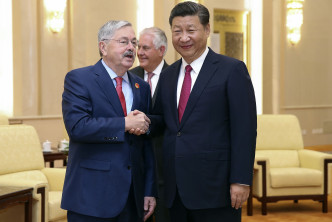 國家主席習近平與美國駐華大使握手。AP圖片