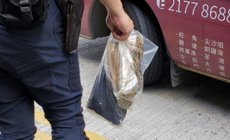 警方檢走屬於死者的財物。林思明攝