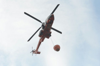 政府飛行服務隊出動直升機掟水彈協助救火。