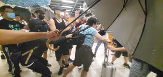 警方批评示威者在宝琳站殴打女乘客。资料图片