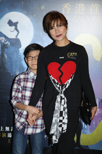 可嵐（右）帶埋8歲囝囝出席電影《CATS》首映禮。
