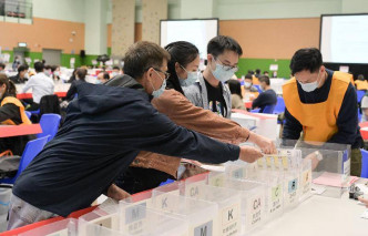 中央点票站人员模拟选票分类。政府新闻处图片