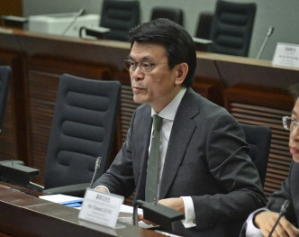 邱騰華表明，香港經濟環境嚴峻。