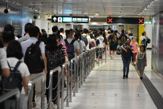 運輸署預計，個別港鐵車站，候車人數較多、時間亦較長。