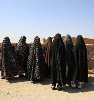 上載了阿富汗女性的背後照片。