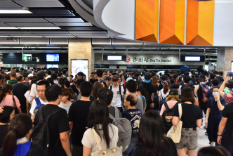 大批遊行完結市民沙田站搭港鐵離開