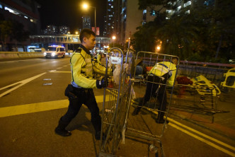 防暴警察到场清理路障