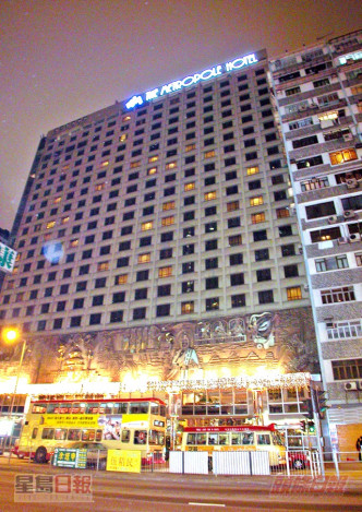 當年的京華國際酒店九樓關閉，以便進行消毒，整層不見燈光。資料圖片