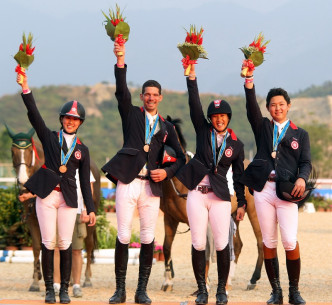 2010年广州亚运会马会马术队摘下场地障碍团体赛赛铜牌。