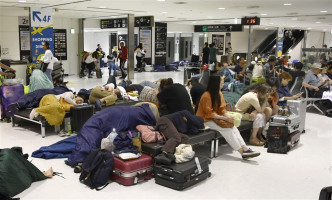 東京成田機場對外交通中斷，超過一萬三千人被逼在機場過了一夜。