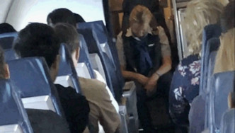 空姐Julianne March在機上酒醉昏睡25分鐘。twitter　
