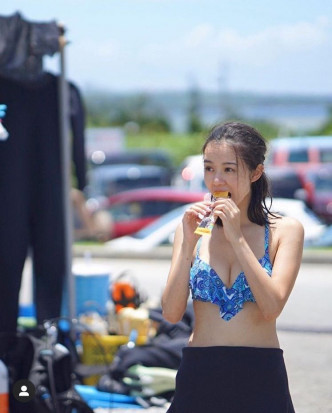 她上月到冲绳潜水也大晒火辣身材。麦明诗IG