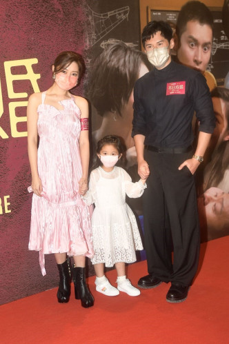卫诗雅带同有份客串电影的5岁侄女卫瑆妍出席首映礼。