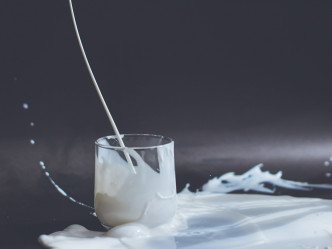 「子母」奶钙含量多「明治」逾一倍。资料图片