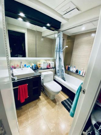 浴室設鏡櫃，方便梳洗及置物。