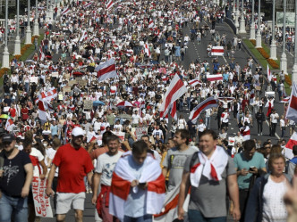 超過10萬名反對派支持者周日下午參加「明斯克和平遊行」和集會。AP