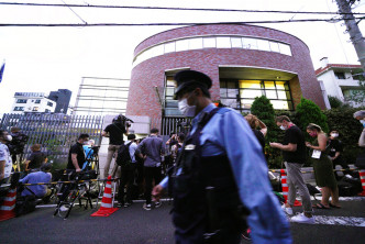 多名傳媒於東京的波蘭駐日本大使館外守候。AP圖片