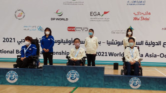 郭海瑩(前排中)與隊友楊曉林(前排右)分奪女子BC2級冠軍及季軍。相片由香港殘疾人奧委會暨傷殘人士體育協會提供