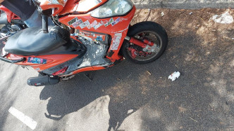 一名20岁男子报案指自己驾驶电单车时，因闪避狗只「自炒」受伤。车天车地影集HK FB图片