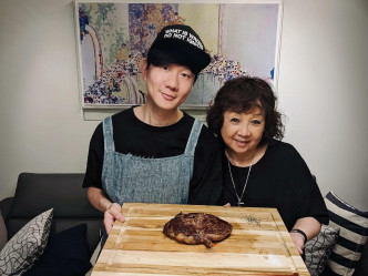 林俊傑在農曆新年前親自煎牛扒慰勞媽媽。