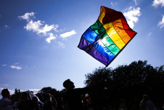 遊行有年輕人舉起彩虹旗。AP圖片