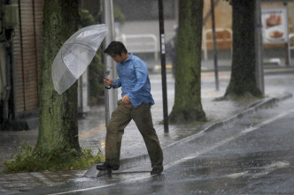 日本狂风大雨。AP图片