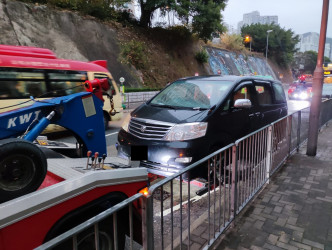 警方拖走6輛造成嚴重阻塞的違例停泊車輛。圖:警方提供