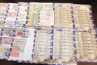 警方搜出大批現金、外幣及金器。